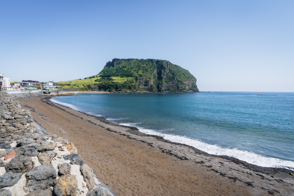 Sandy beach overlooking Seongsan Ilchulbong