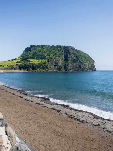 Sandy beach overlooking Seongsan Ilchulbong